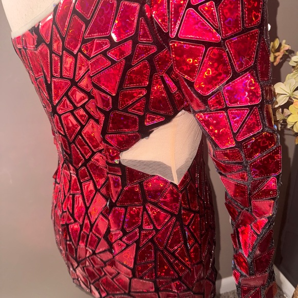 Elegant Red One-Shoulder Dress, Cut glass mirrored patten. - Picture 4 of 8